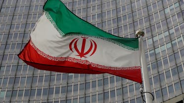 نووي إيران - علم إيران أمام مبنى الوكالة الدولية للطاقة الذرية في فيينا (أرشيفية- رويترز)