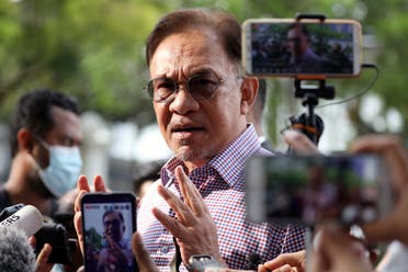 Malaysia opposition leader Anwar Ibrahim speaks to media members. (File photo: Reuters)