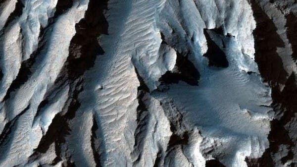 Watch .. NASA takes pictures of the largest valley in the solar system on Mars