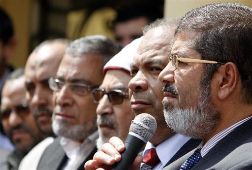 الرئيس الإخواني محمد مرسي وقيادات الإخوان إلى جانبه