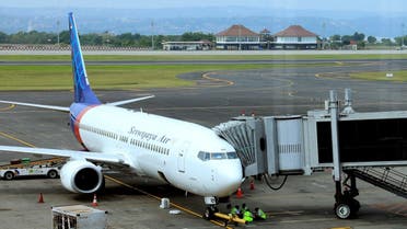 A Sriwijaya Air plane loads passengers at Denpassar international airport in Bali. (File photo: Reuters)