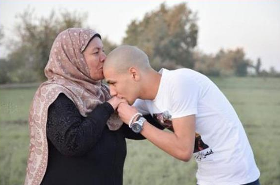 محمد قمصان ووالدته 