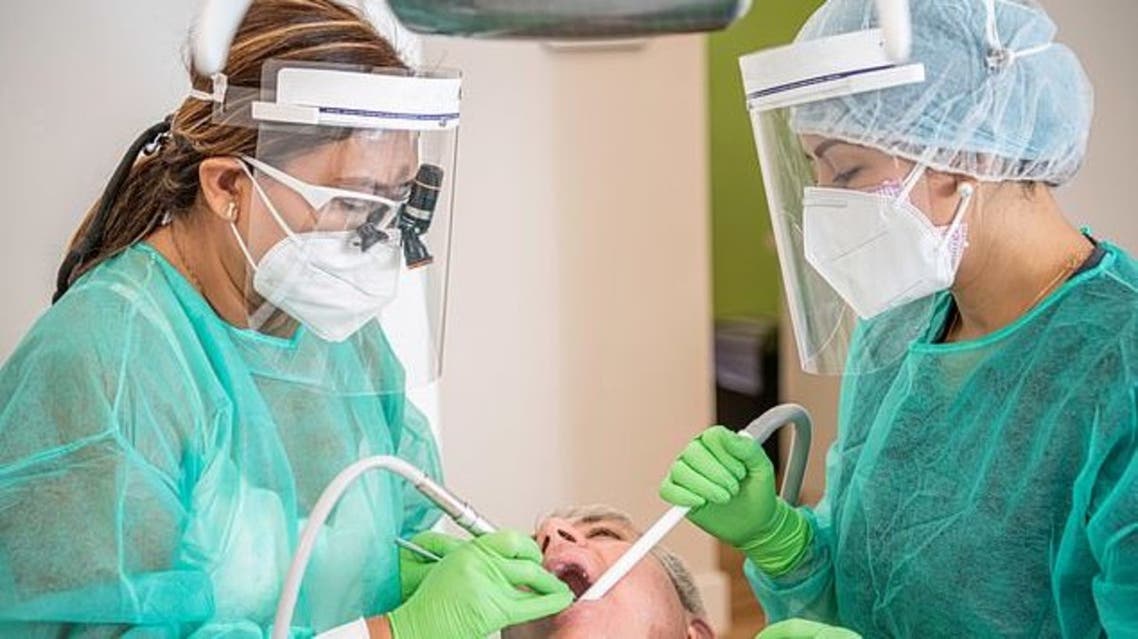 أطباء الأسنان يواجهون مخاطر كورونا