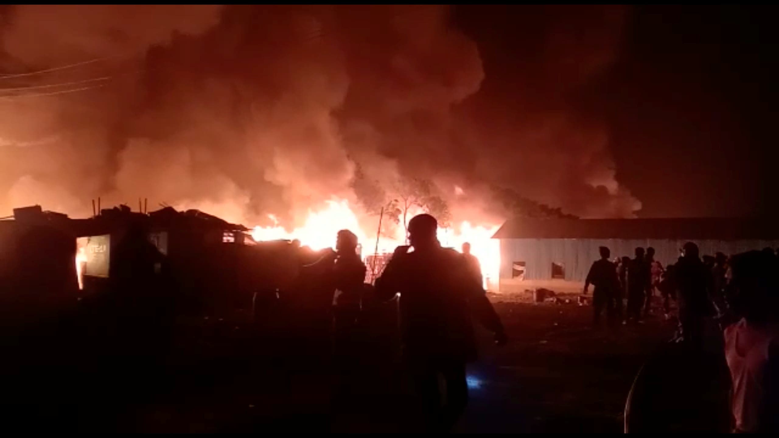 لاجئون يفرون من النيران