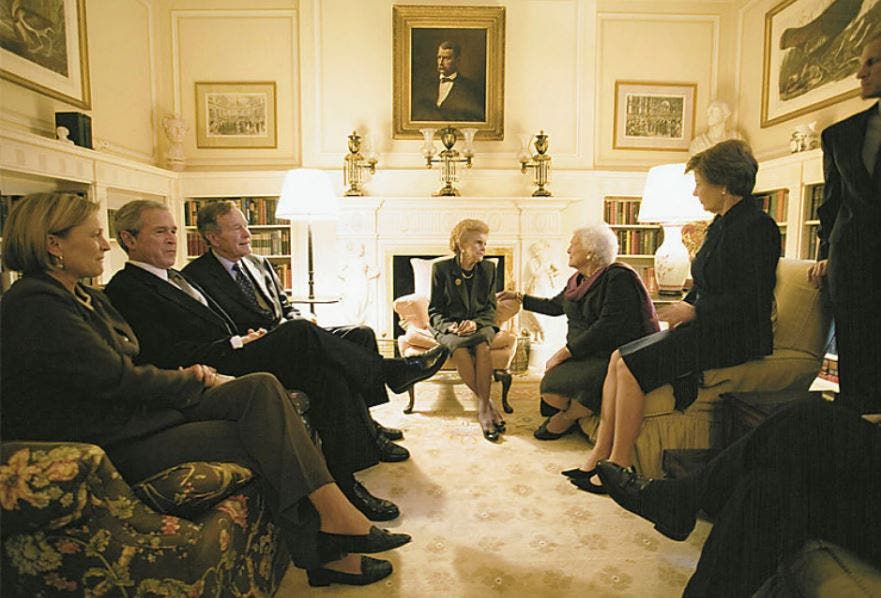 جورج بوش الأب وإلى جانبه بوش الابن من داخل المنزل
