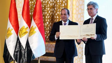 Egyptian President Abdel Fattah Al Sisi (L) and Joe Kaeser, chief executive of German engineering group Siemens. (Reuters)