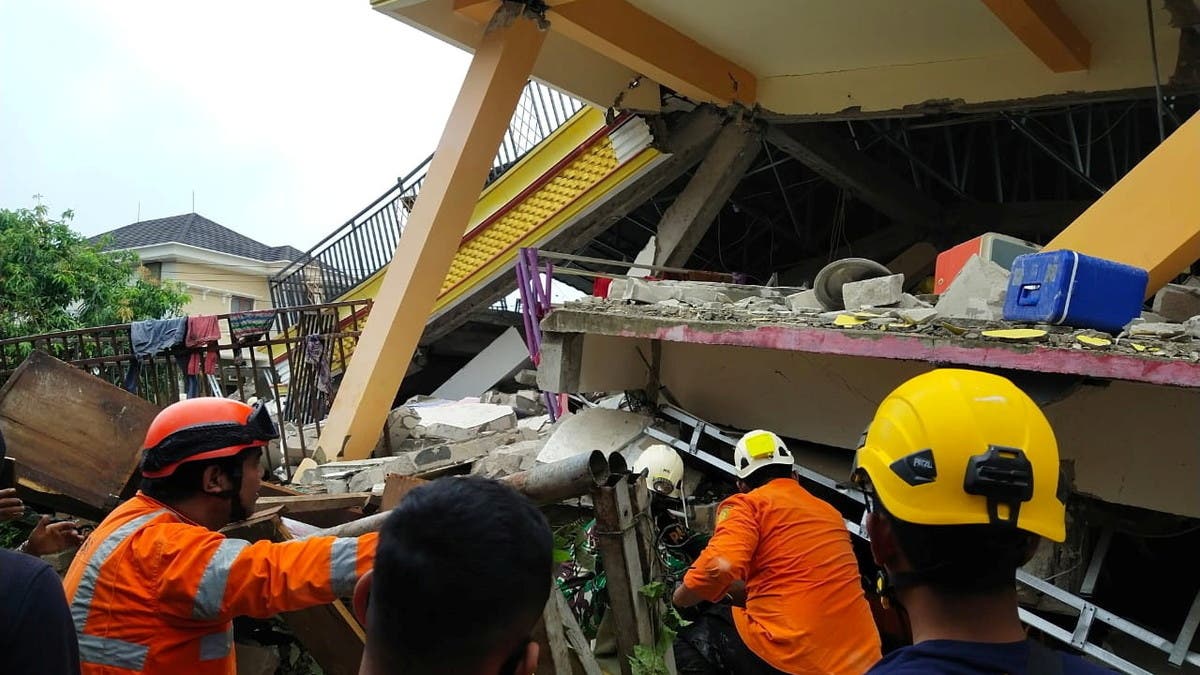 Indonesia Earthquake: Damaged Roads, Lack Of Gear Hinder Search Rescue ...