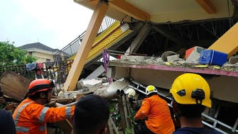 37 قتيلاً بزلزال في إندونيسيا.. والعشرات محاصرون تحت مستشفى منهار