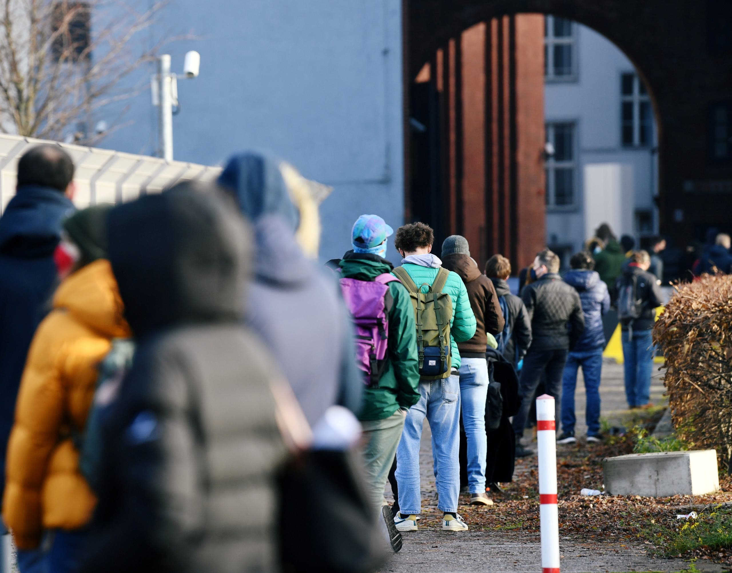 People queue at a walk-in COVID-19 testing centre at Wilhelmstrasse, amid the coronavirus disease (COVID-19) pandemic, in Berlin, Germany. (File photo: Reuters)