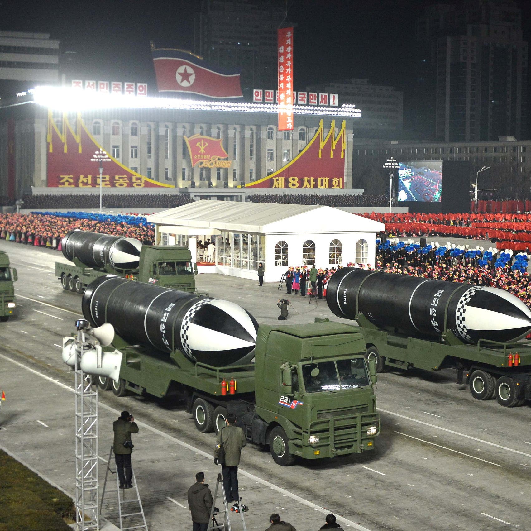 كوريا الشمالية تستعرض صواريخ باليستية جديدة