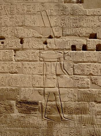 La imagen del rey Shi Sheng en el templo de Karnak