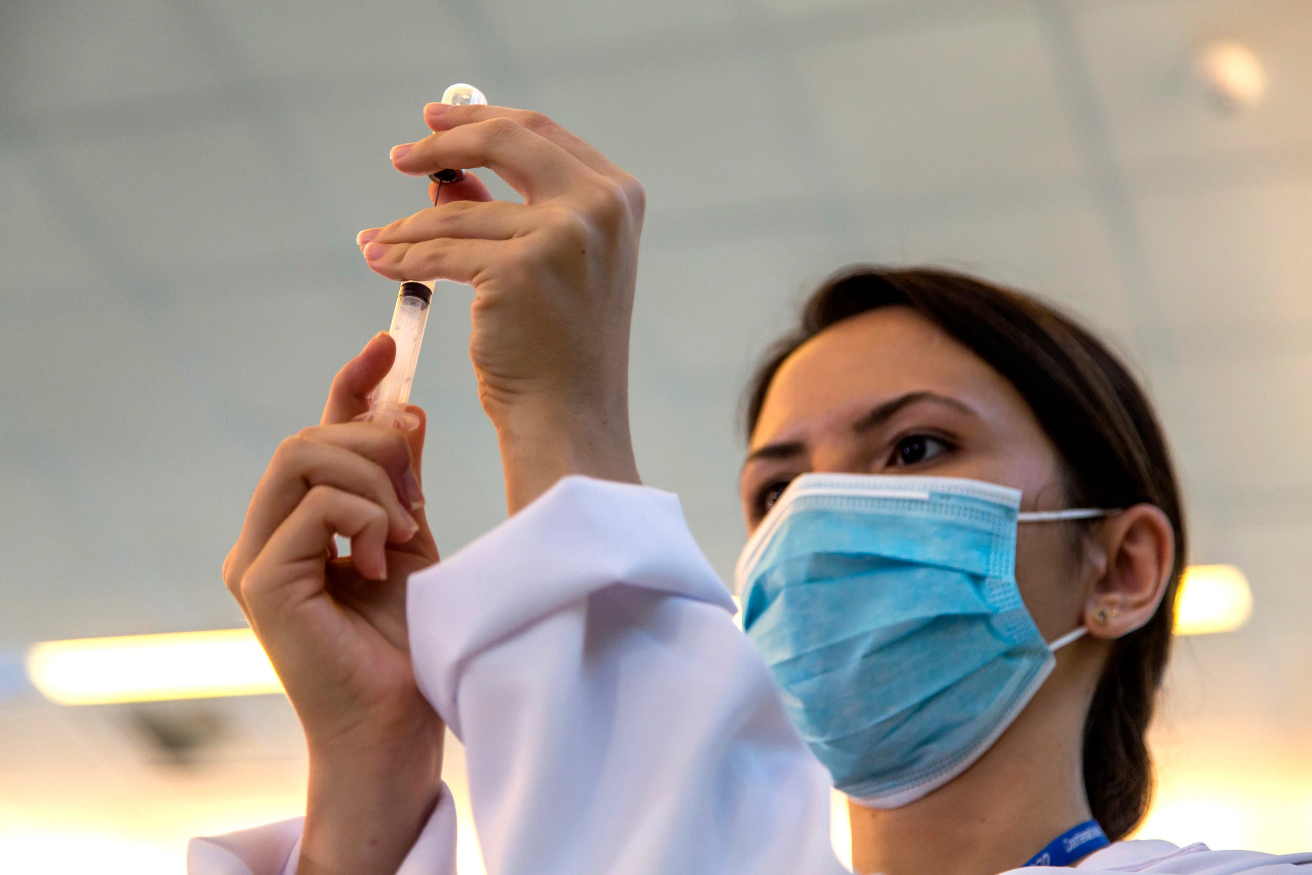 A nurse prepares a shot of the COVID-19 vaccine produced by China's Sinovac Biotech Ltd, at the Hospital das Clinicas in Sao Paulo, Brazil, Jan. 17, 2021. (File photo: AP)