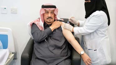 Saudi Arabia’s Governor of Riyadh, Prince Faisal bin Bandar bin Abdulaziz Al Saud, receives his first dose of the COVID-19 vaccine. (SPA)