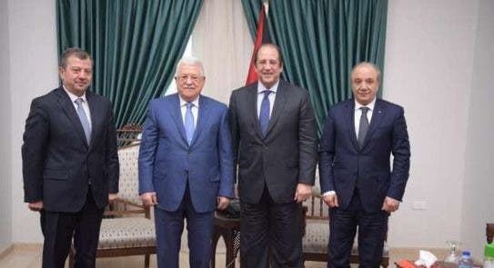 الرئيس الفلسطيني وإلى جانبه رئيس المخابرات المصرية