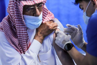 Medina resident receives his first dose of the COVID-19 vaccine. (Via @SaudiMOH Twitter)