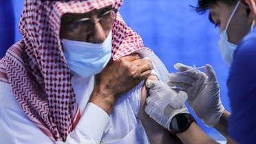 Medina resident receives his first dose of the COVID-19 vaccine. (Via @SaudiMOH Twitter)