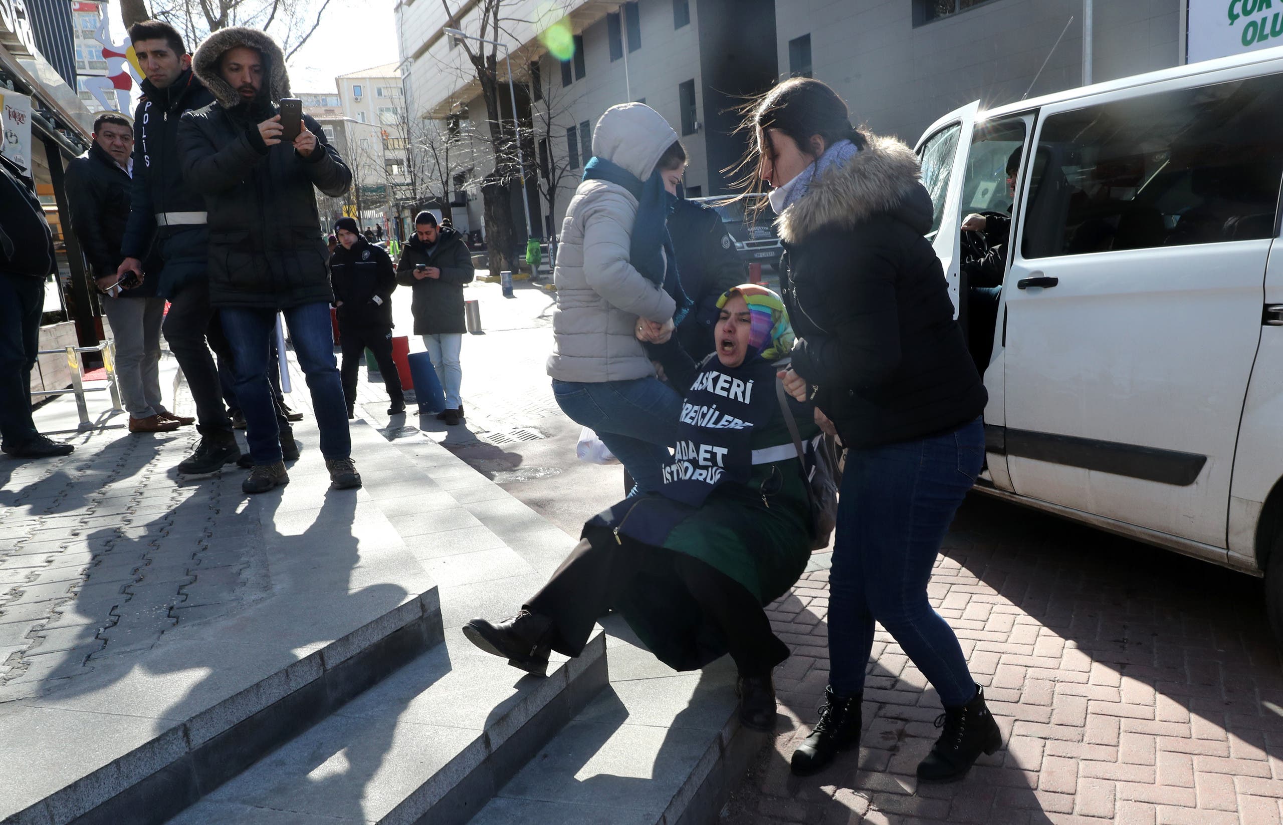 الشرطة تعتقل سيدة في تحتج أمام محكمة في أنقرة في فبراير 2020 على الحكم بالمؤبد على ابنها بسبب مشاركته في محاولة الانقلاب 