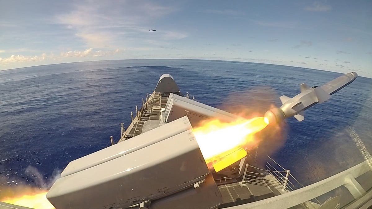 إطلاق صاروخ من طراز naval strike missile خلال تمرين عسكري للجيش الأميركي