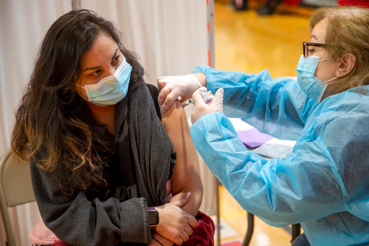 A person receives the Moderna COVID-19 vaccine in the gymnasium of International High School in Paterson, N.J. (File photo: AP)