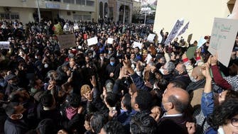 المئات يحتجون في تونس والشرطة تطوق شارع الحبيب بورقيبة