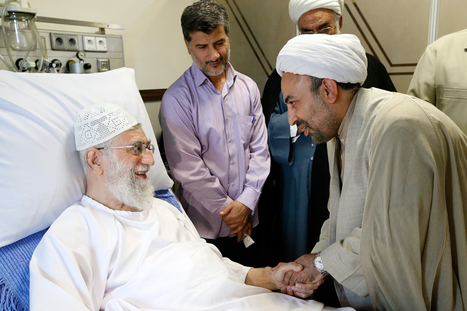 محمد رضا زائري يزور خامنئي في المستشفى عام2014
