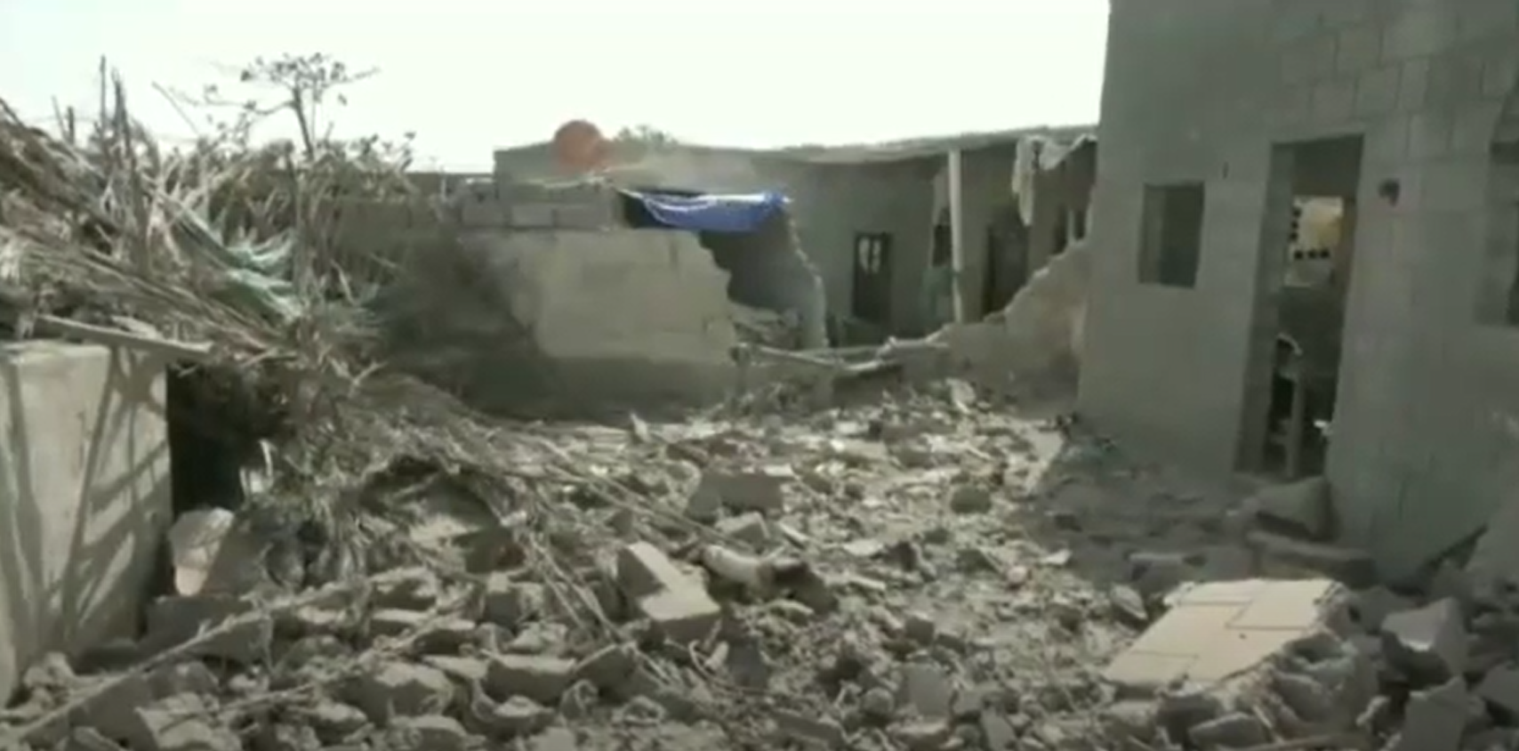 آثار الدمار الذي خلفه القصف الحوثي على حي المنظر السكني