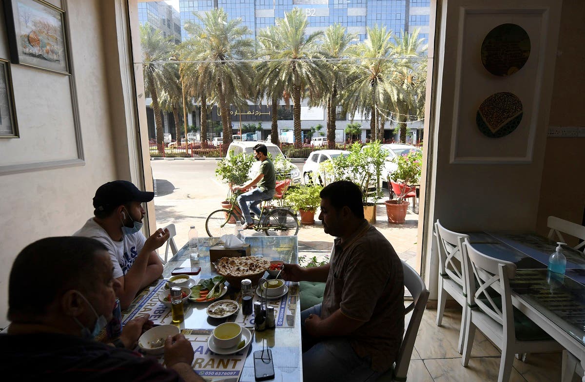 Kidding on you're having a business lunch offers the scope to pursue leisure interests, but your boss might catch you idling your working hours away. (File photo: AFP)