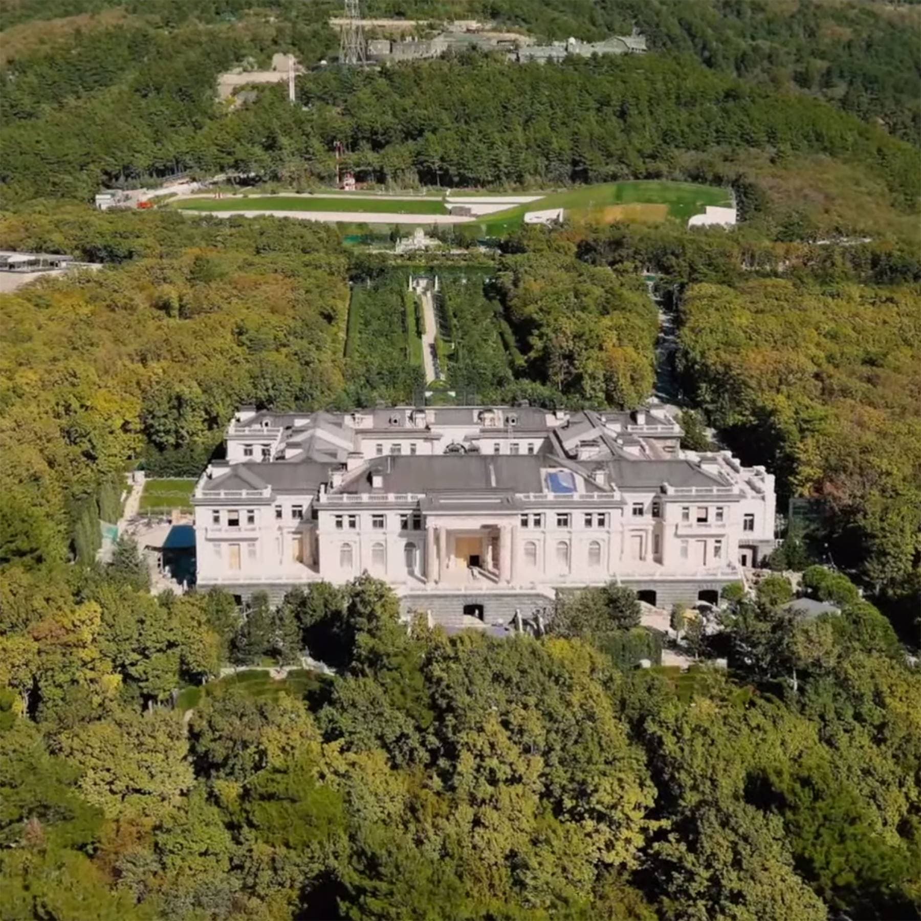کاخی که ناوالنی پوتین را به تصرف در آن متهم کرد