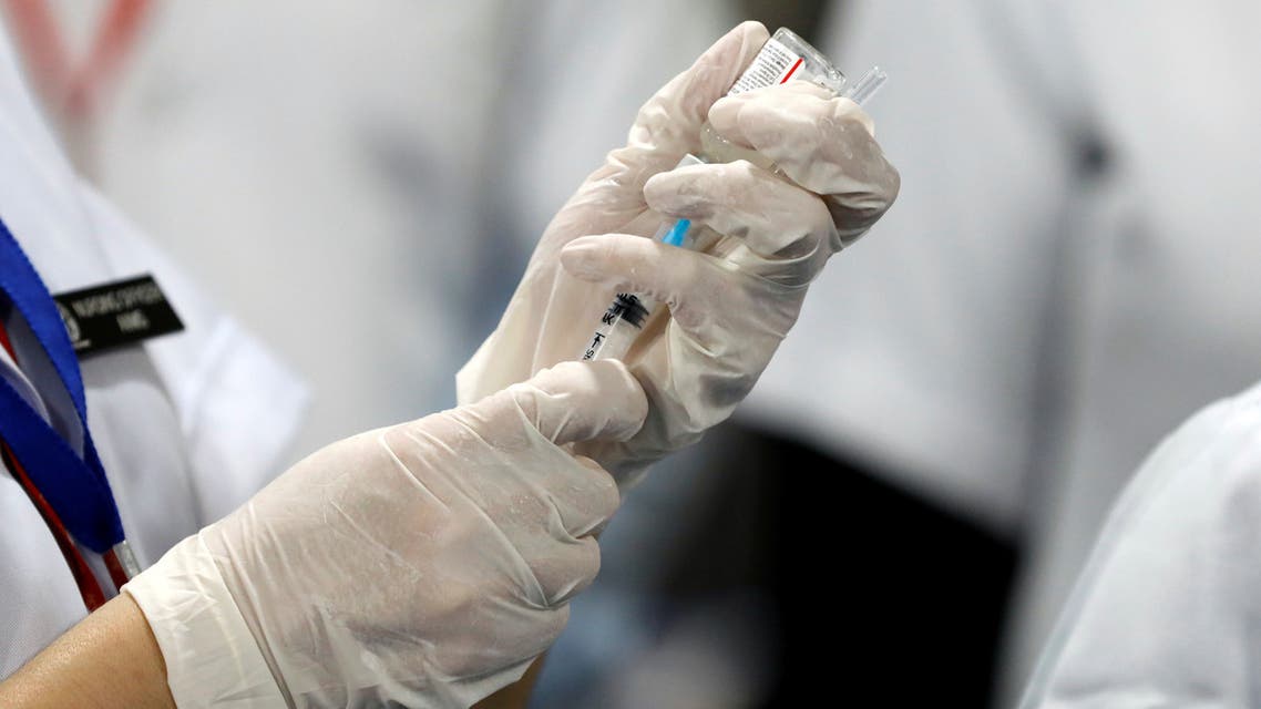 A healthcare worker fills a syringe with a dose of Bharat Biotech's COVID-19 vaccine called COVAXIN, during the coronavirus vaccination campaign at All India Institute of Medical Sciences (AIIMS) hospital in New Delhi, India, January 16, 2021. (File photo: Reuters)