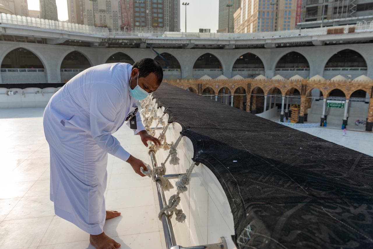 Clean the surface of the Kaaba