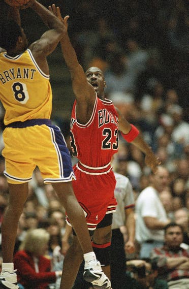 Chicago Bulls Michael Jordan (23) reaches to defend against Los Angeles Lakers Kobe Bryant (8) during the second quarter action, Feb. 1, 1998. (AP)