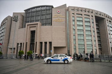 أشخاص، من بينهم ممثلو بعض سفارات الدول الأوروبية، يصلون إلى محكمة في اسطنبول يوم 18 ديسمبر 2020 لحضور جلسة استماع في محاكمة كافالا