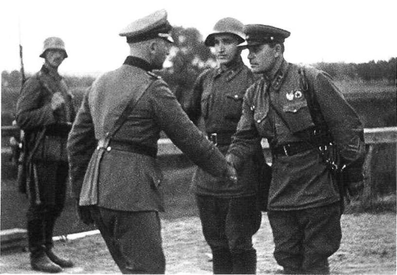 صورة لجنود ألمان وسوفيت أثناء تبادلهم للتحية عقب غزو بولندا