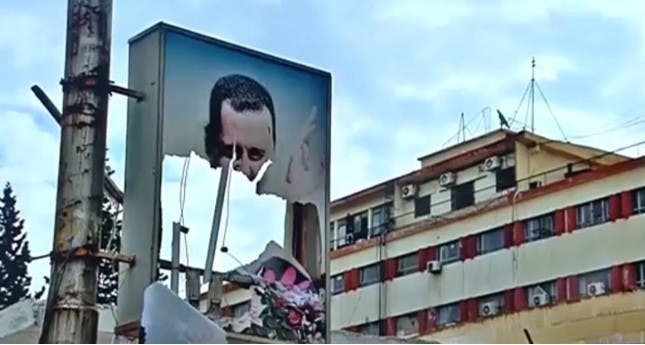 تمزيق صورة بشار الأسد