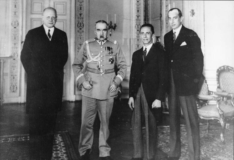 صورة لوفد ألماني بقيادة وزير الدعاية غوبلز رفقة مسؤولين بولنديين سنة 1934
