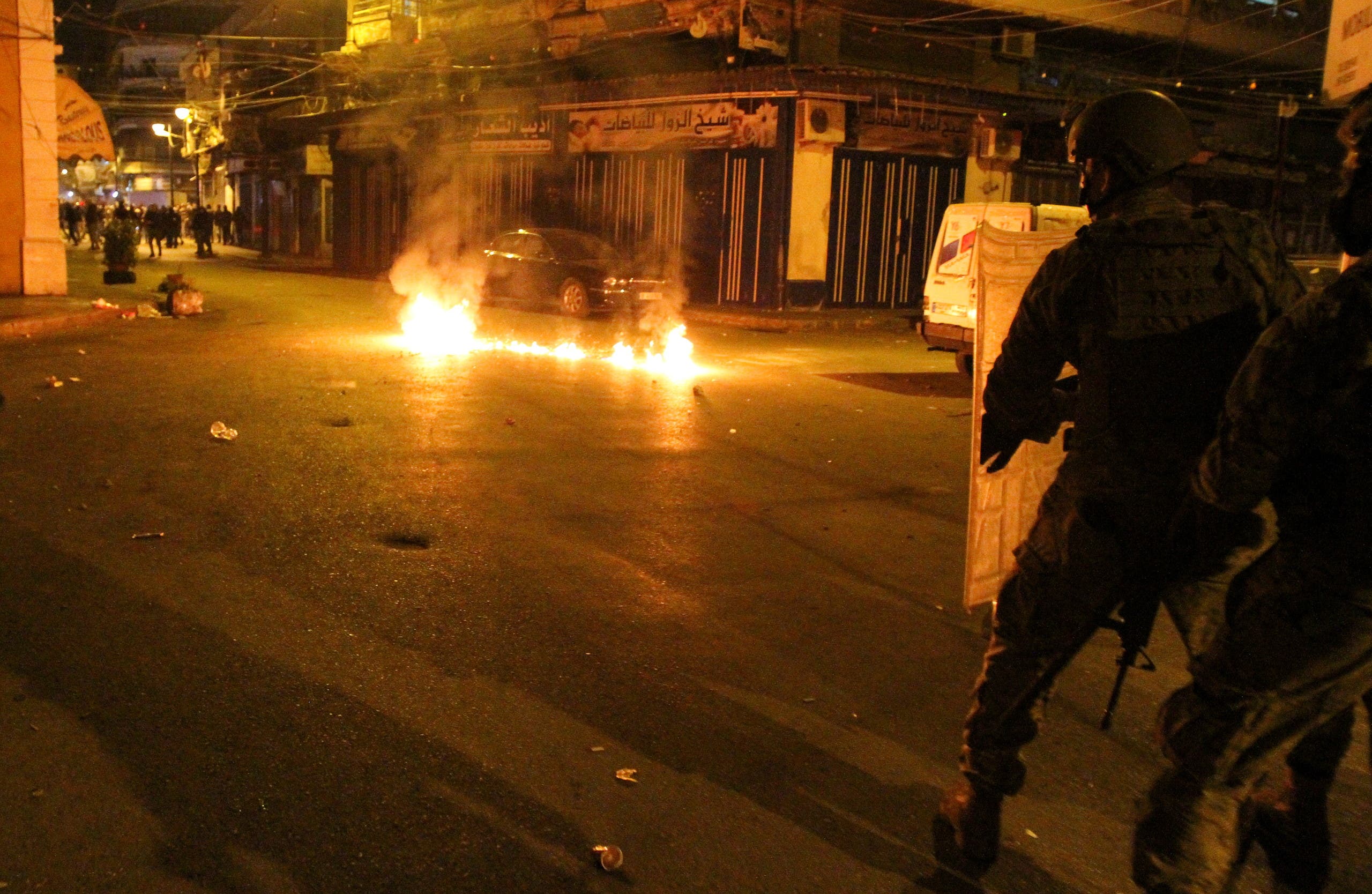 من الاشتباكات الليلية بين الأمن والمحتجين في طرابلس
