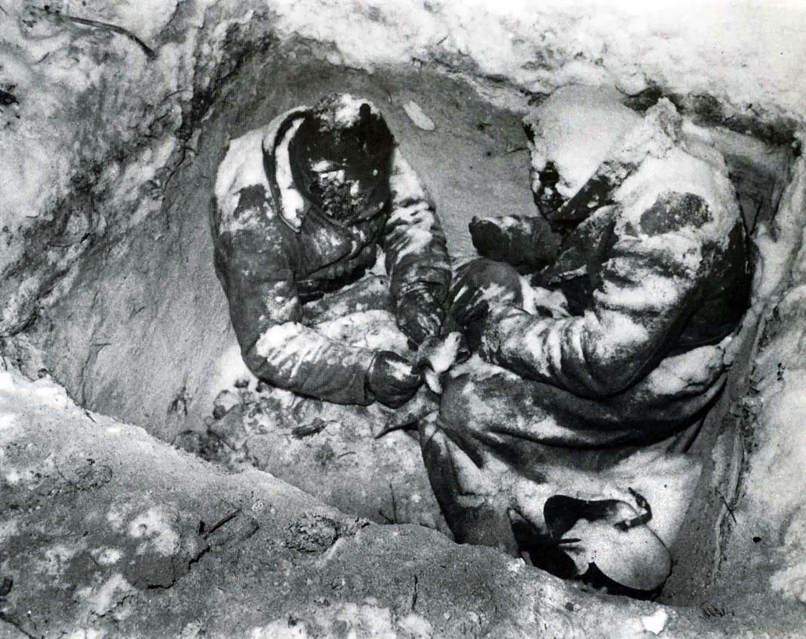 صورة لجنديين سوفيتيين تجمدا خلال حرب الشتاء
