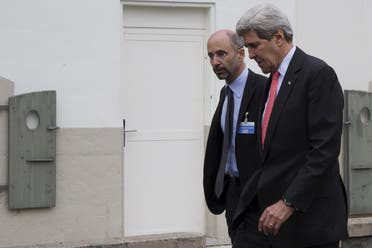 John Kerry walks to lunch with Robert Malley (L) from the National Security Council after meeting with Iran's Foreign Minister Javad Zarif over Iran's nuclear program, March 20, 2015. (Reuters)