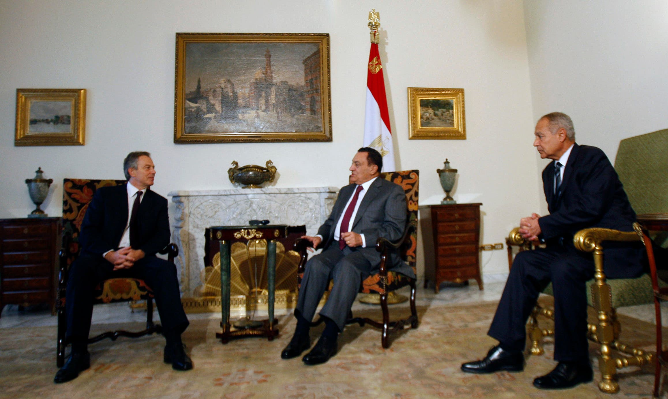 أبو الغيط مع حسني مبارك ورئيس الوزراء البريطاني السابق توني بلير في 2009 في القاهرة