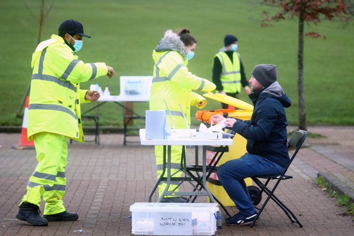 A health worker talks with a man taking a swab test in Goldsworth Park, as the South African variant of the novel coronavirus is reported in parts of Surrey, in Woking, Britain, on February 1, 2021. (File photo: Reuters)