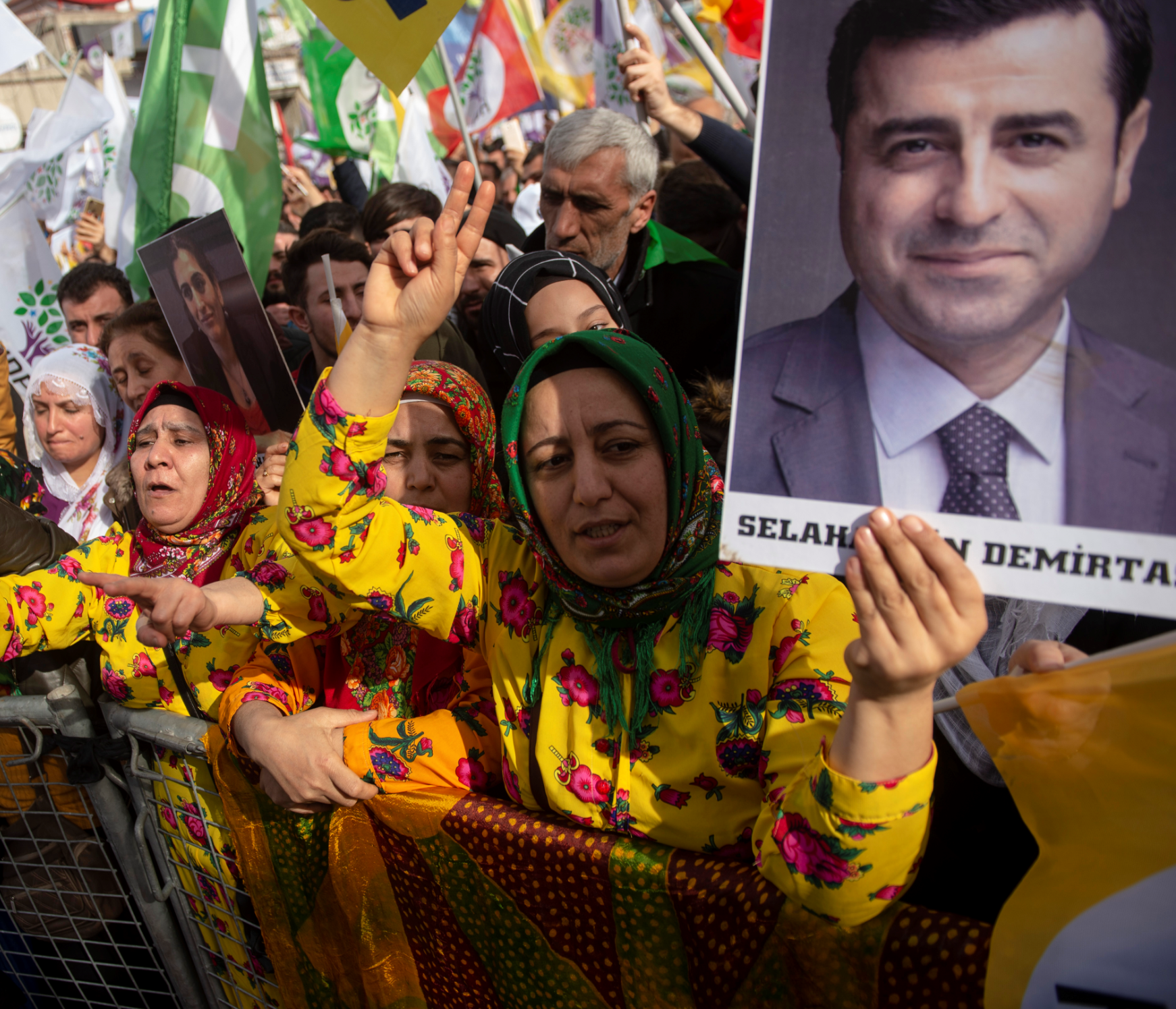  أنصار حزب الشعوب الديمقراطي يحملون صورة دميرتاس أثناء حضورهم تجمعاً لـ السلام والعدالة باسطنبول في 3 فبراير 2019
