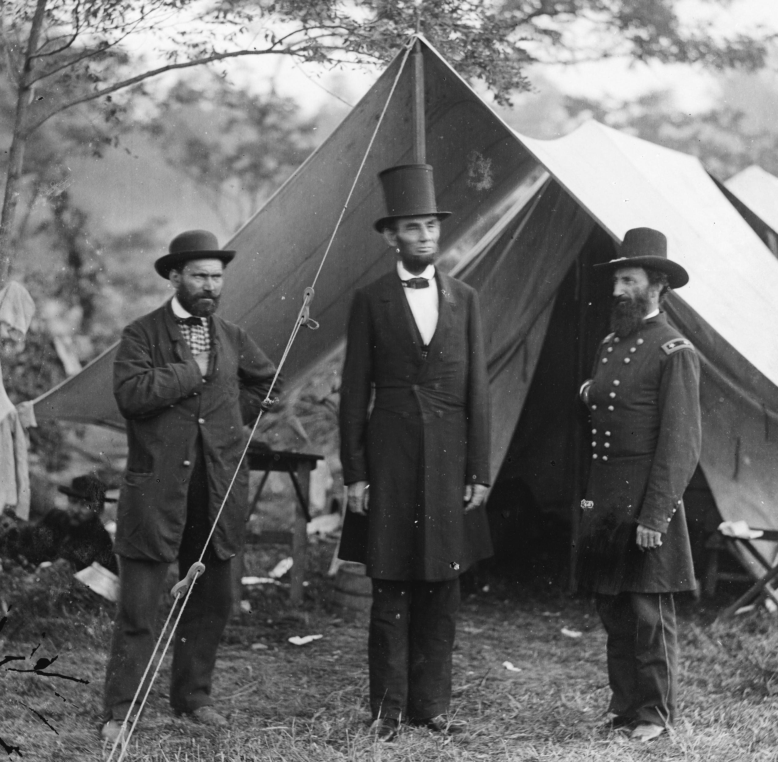 صورة للرئيس أبراهام لنكولن رفقة عدد من العسكريين