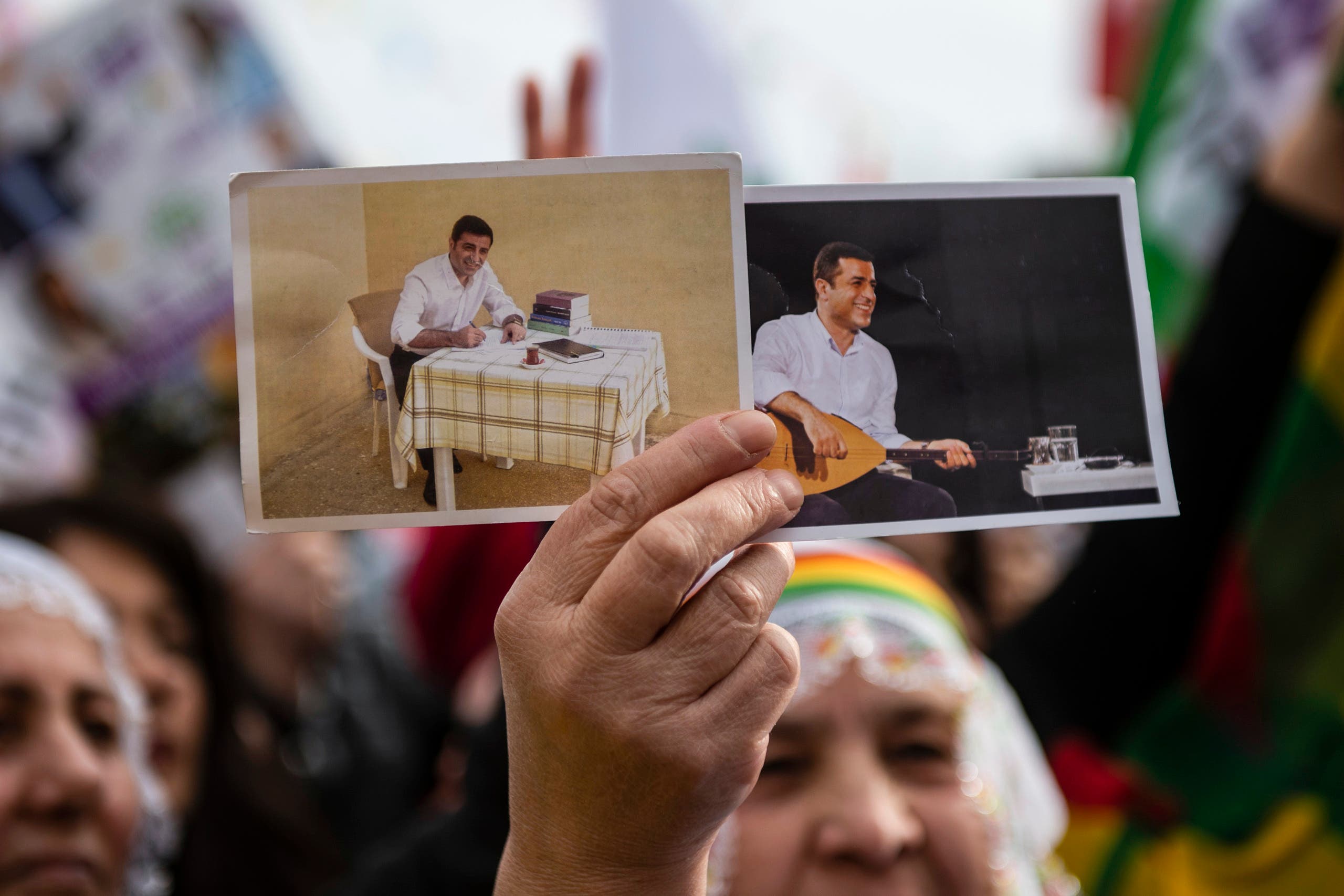 أحد مناصري حزب الشعوب الديمقراطي يحمل صورة دميرتاش أثناء حضوره تجمعاً لـ"السلام والعدالة" باسطنبول في 3 فبراير 2019