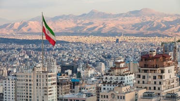 Una bandera iraní ondea sobre Teherán. (iStock)