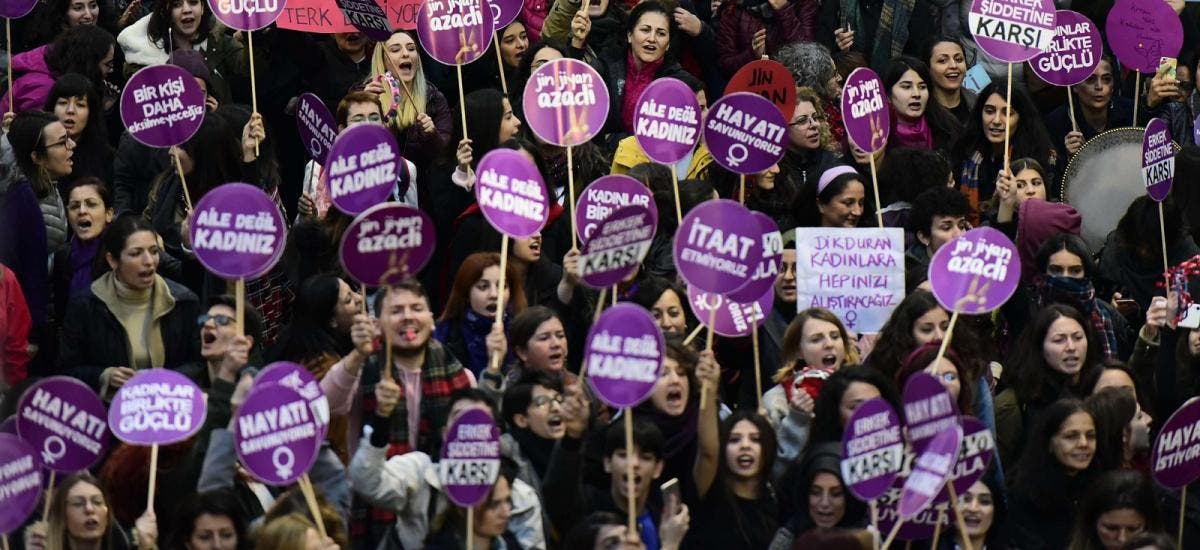 تظاهرات تطالب بوقف العنف ضد المرأة في تركيا