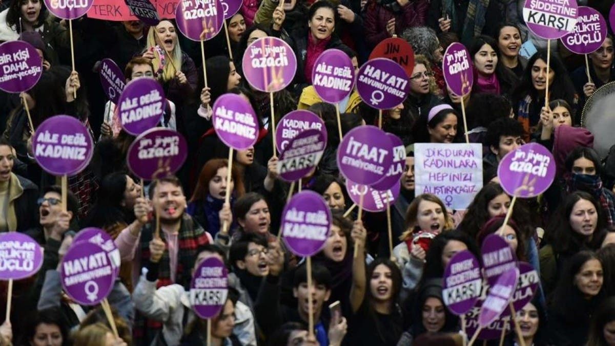 تركيا.. تظاهرات ضد حل جمعية مدافعة عن حقوق النساء