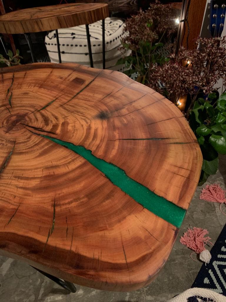طاولة من الخشب من تنفيذ المتحمي