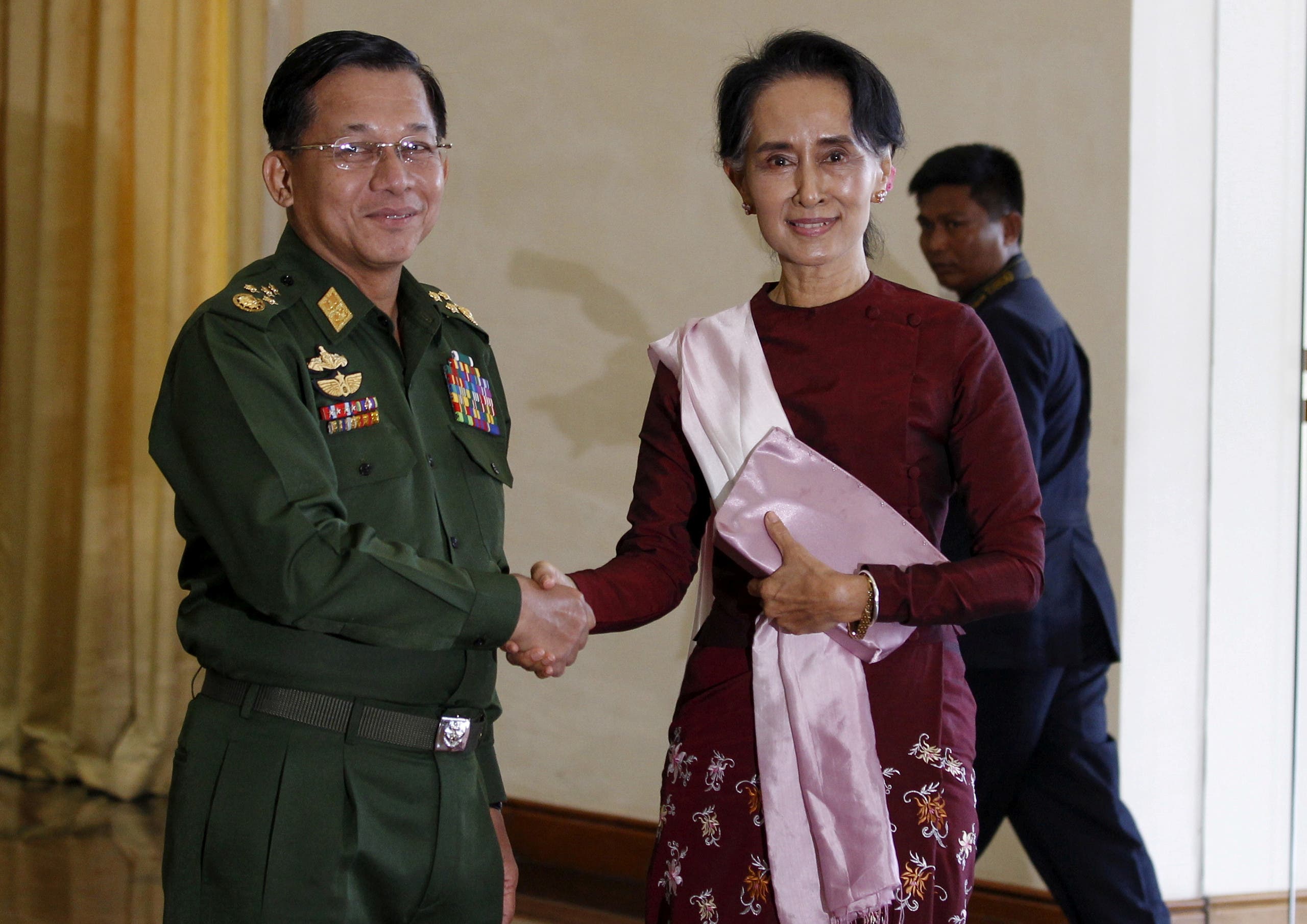 أونغ سان سوكي مع الجنرال مين أونغ هلاينغ في ديسمبر 2015