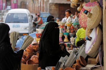 سيدة تتبضع في صنعاء (أرشيفية)