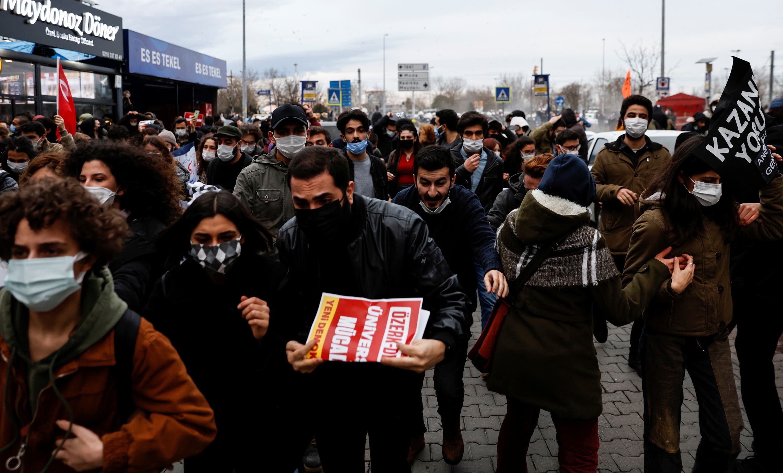 متظاهرون يفرون من قنبلة غاز مسيل للدموع تجمعوا تضامناً مع طلاب جامعة بوغازيتشي في إسطنبول يوم 2 فبراير 
